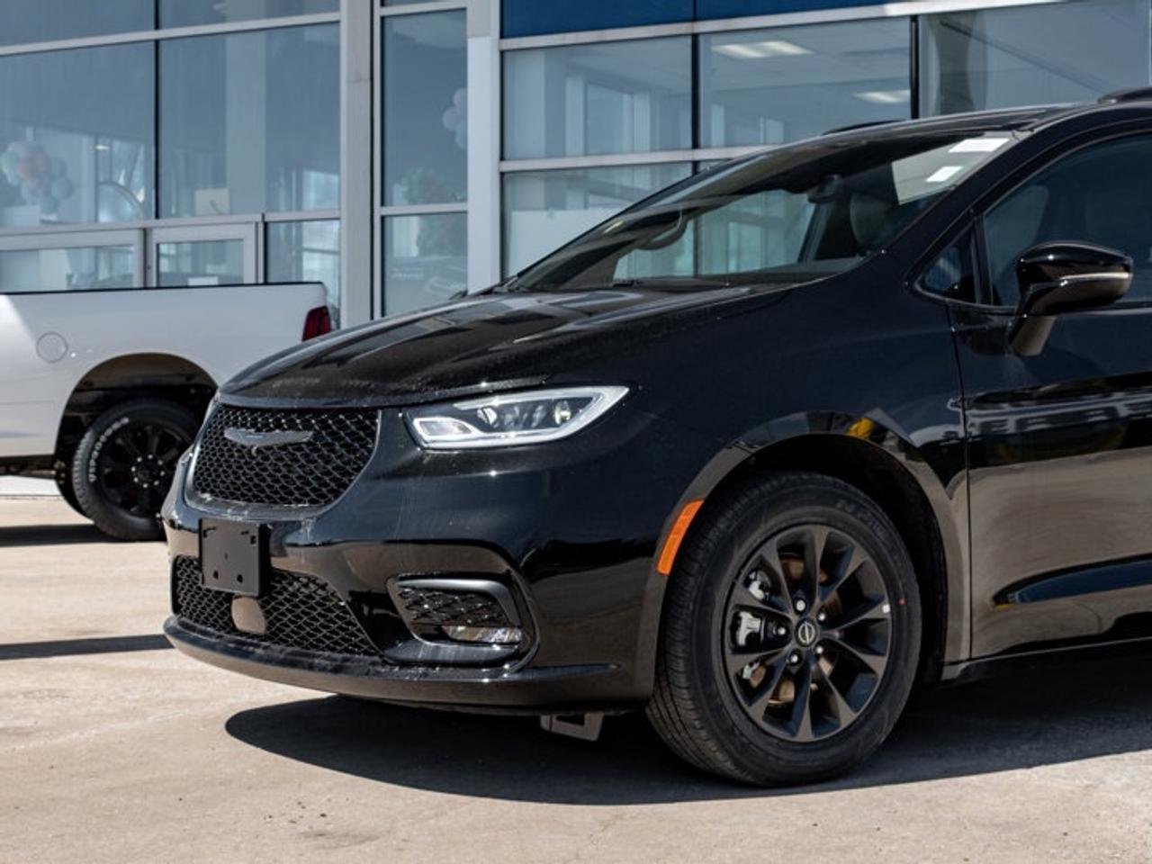 2026 Chrysler Pacifica Select Photo