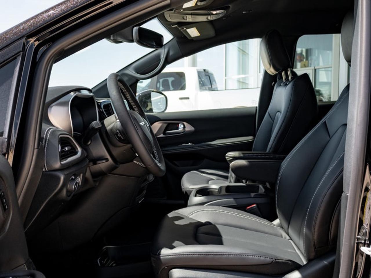 2026 Chrysler Pacifica Select Photo