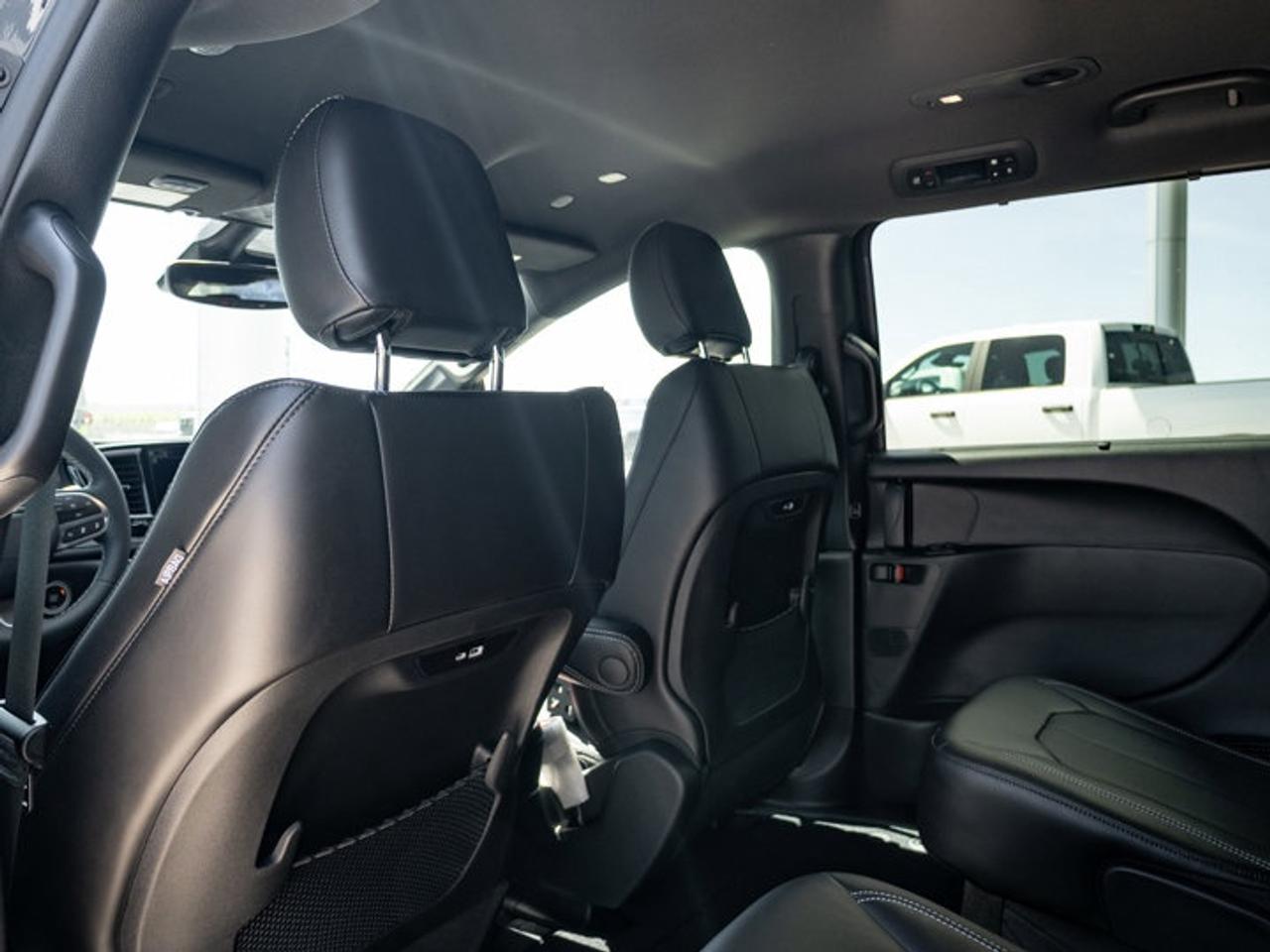 2026 Chrysler Pacifica Select Photo