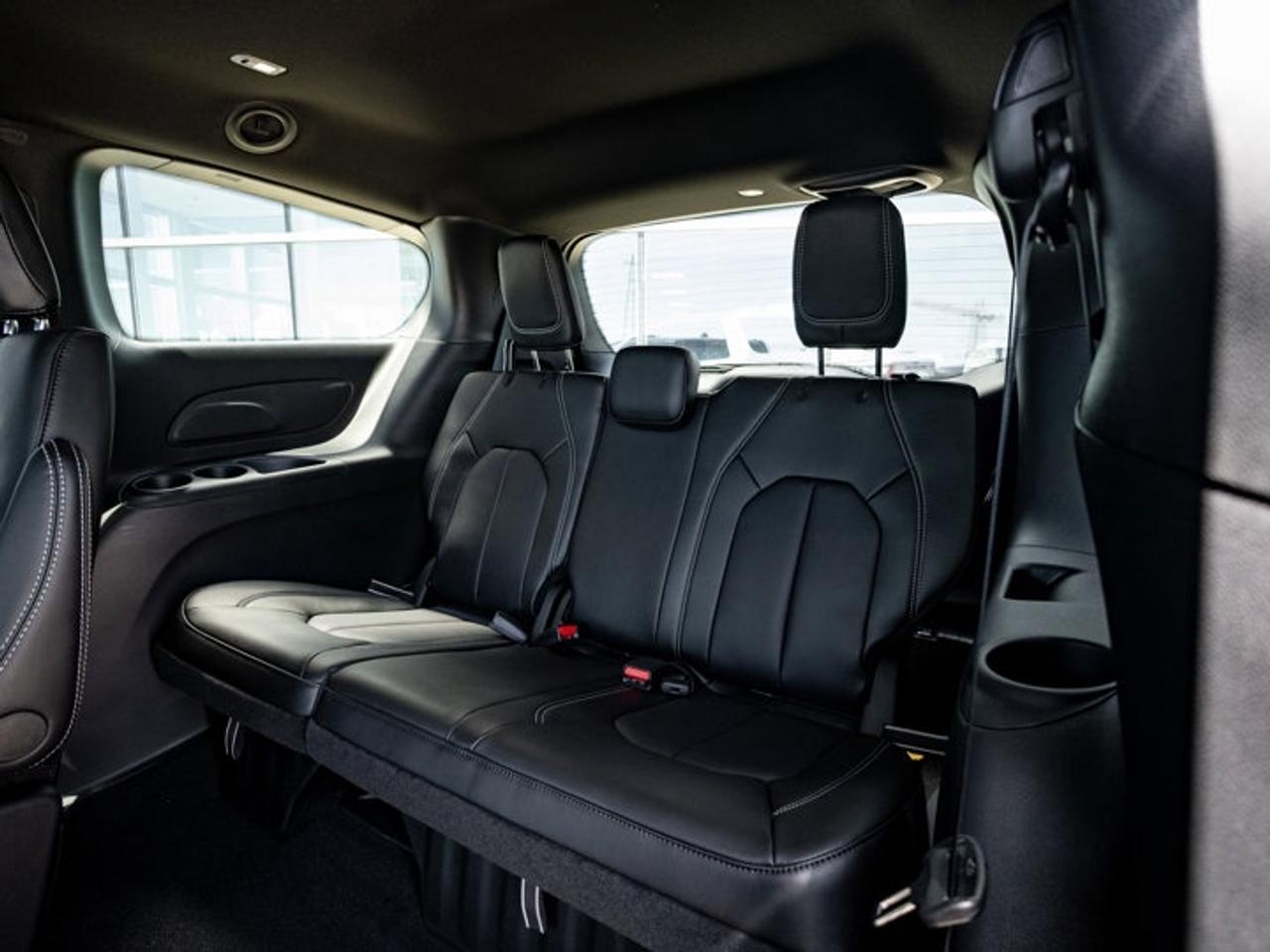 2026 Chrysler Pacifica Select Photo