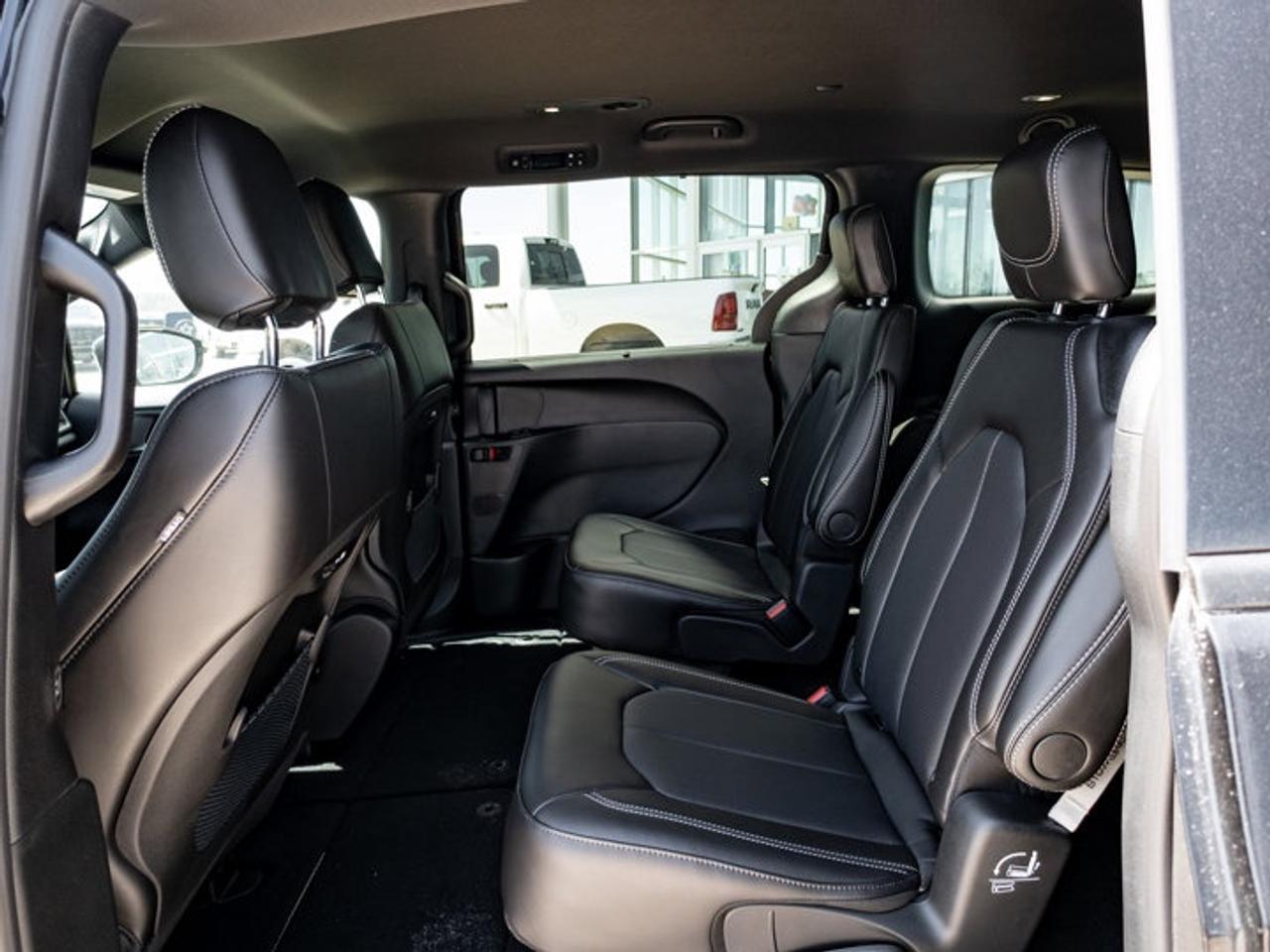 2026 Chrysler Pacifica Select Photo