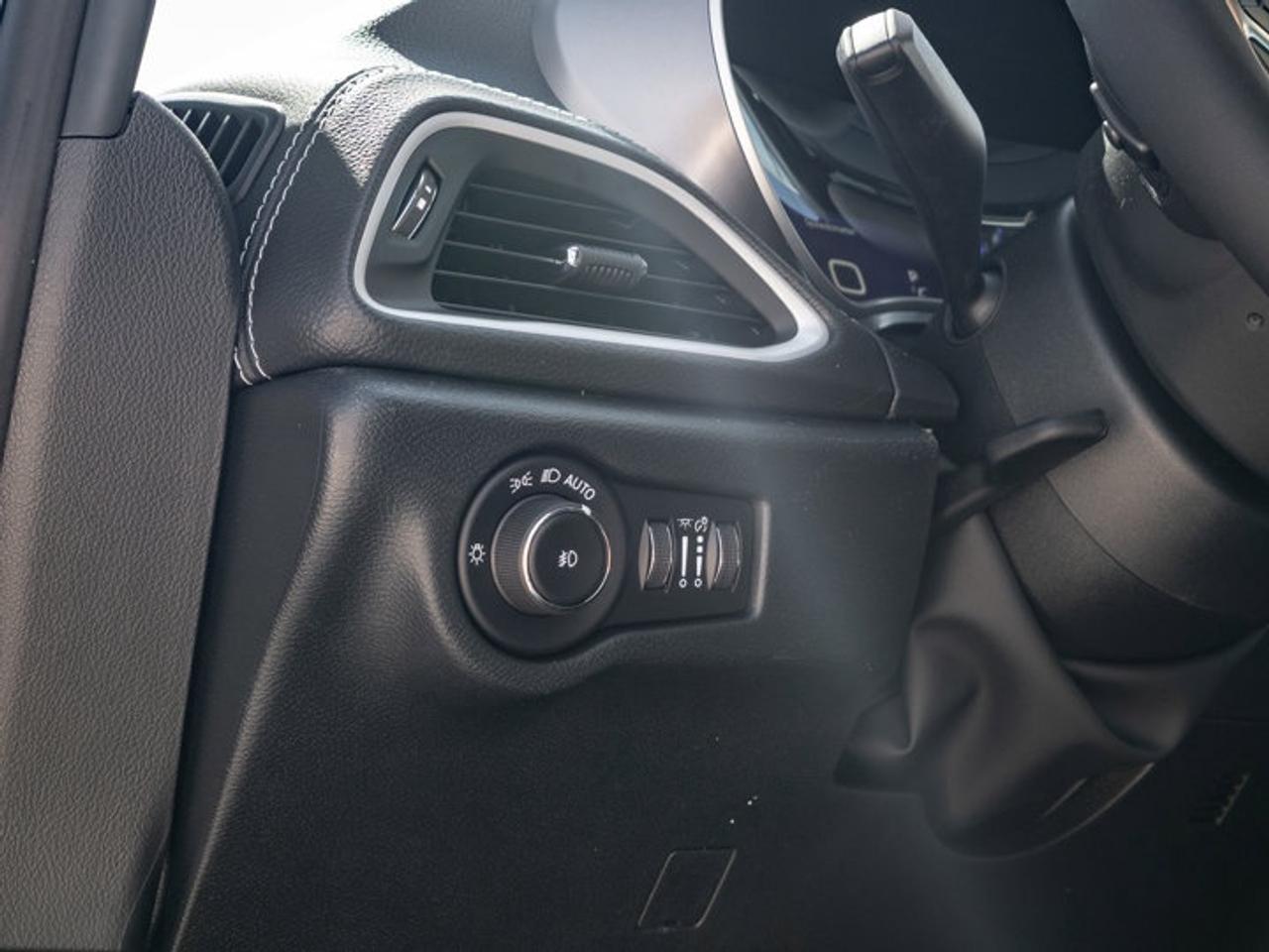 2026 Chrysler Pacifica Select Photo