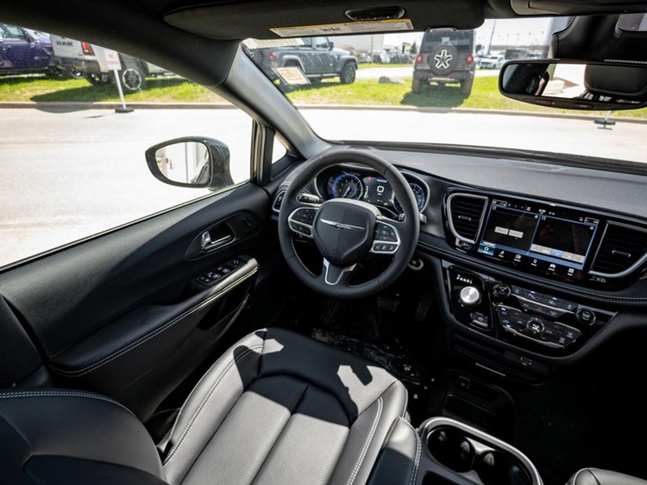 2026 Chrysler Pacifica Select Photo