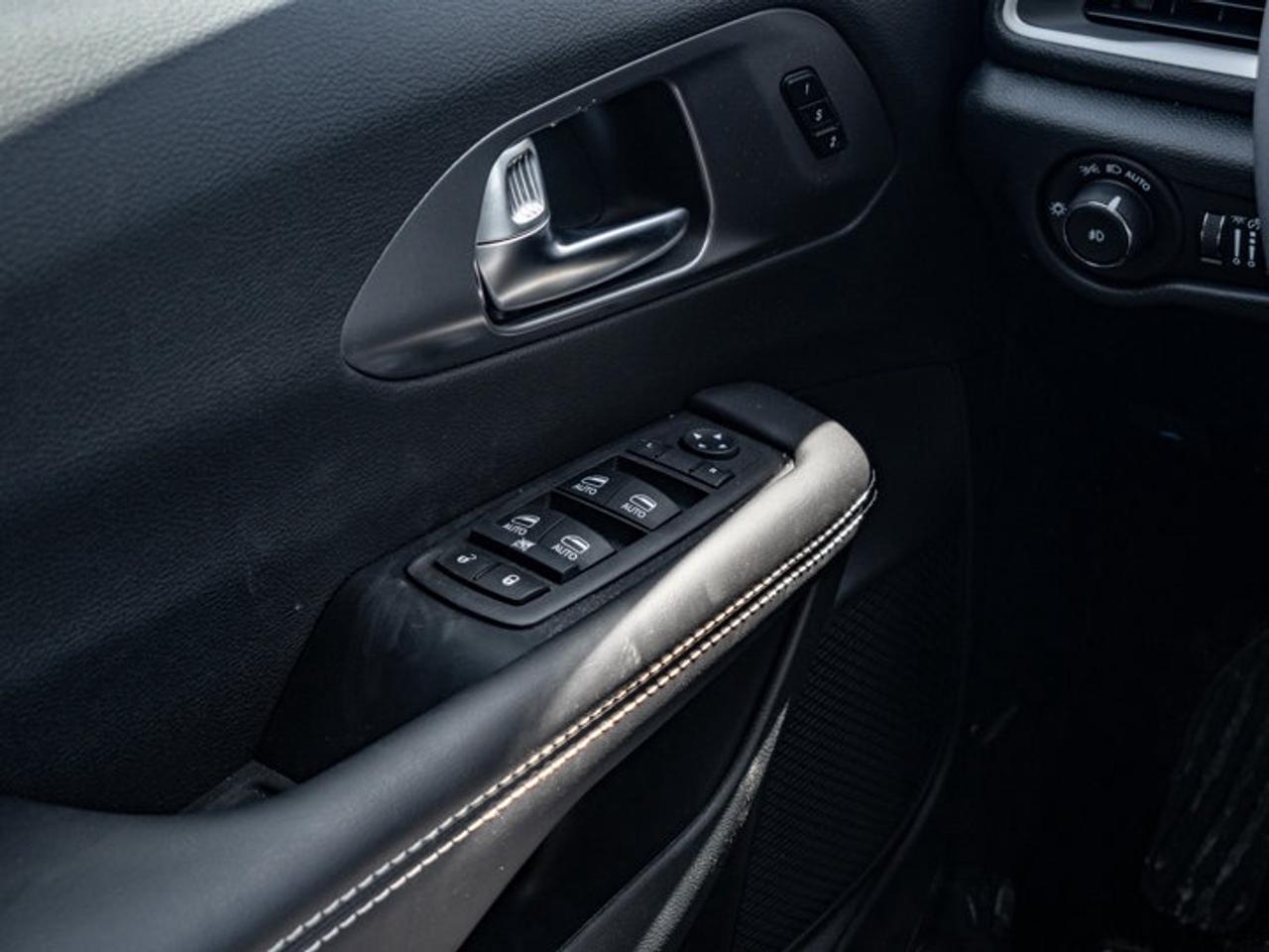 2026 Chrysler Pacifica Select Photo