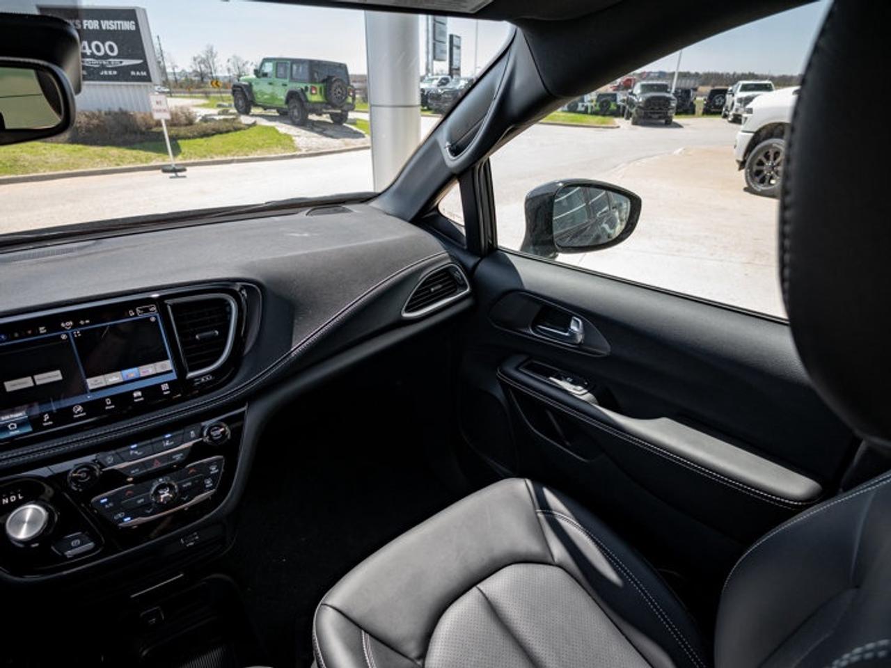 2026 Chrysler Pacifica Select Photo