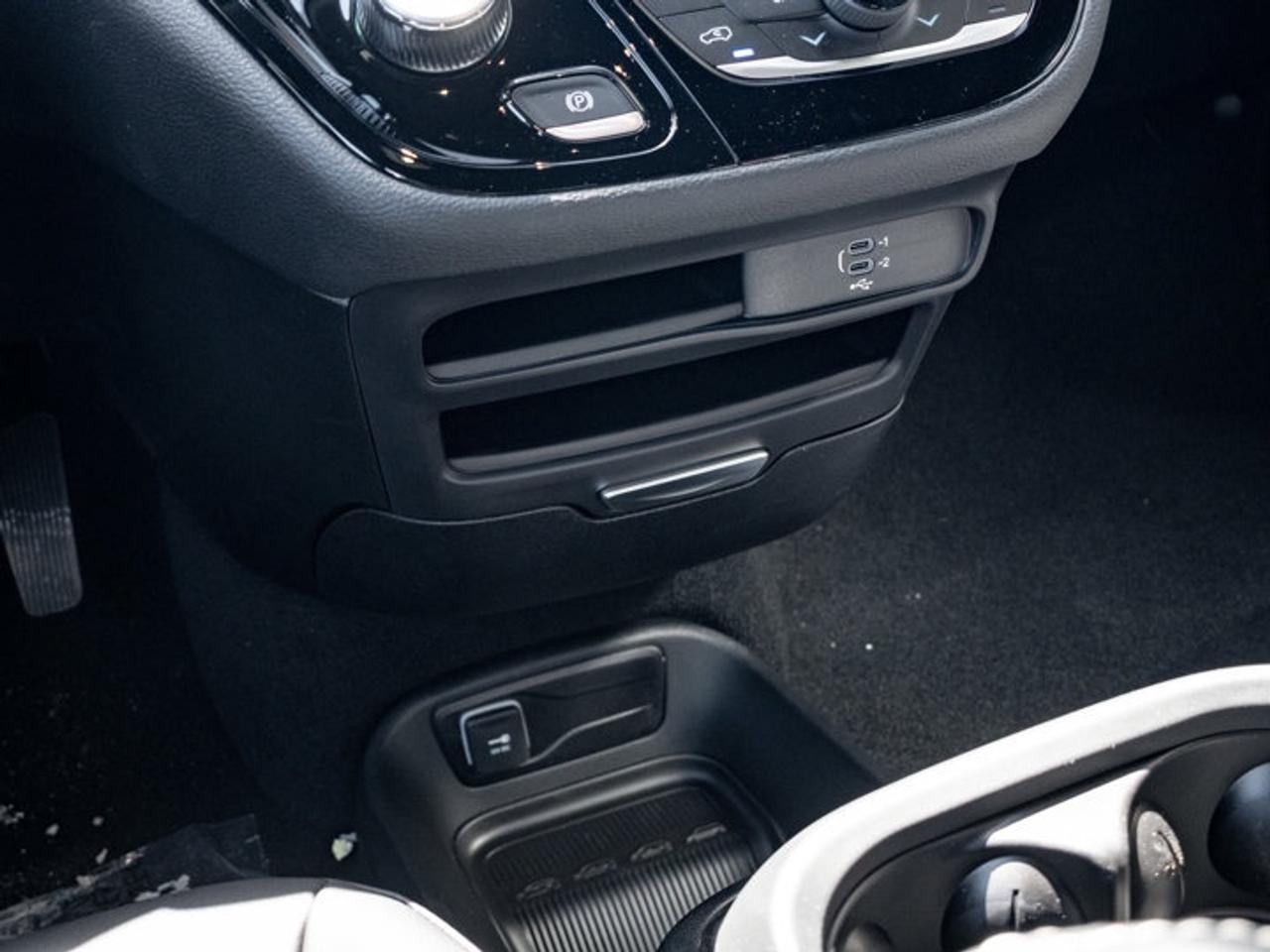 2026 Chrysler Pacifica Select Photo