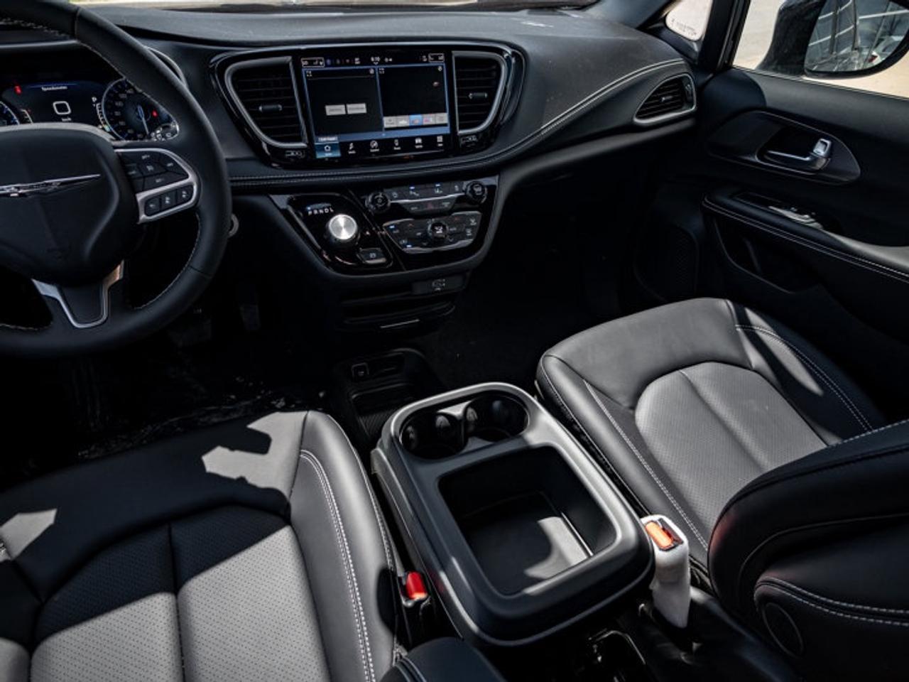 2026 Chrysler Pacifica Select Photo
