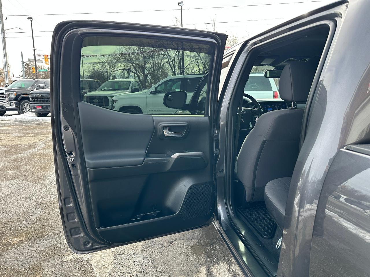 2019 Toyota Tacoma SR5 4X4 LB HTD Cloth NAV Bluetooth XM Alloys RvCam Photo