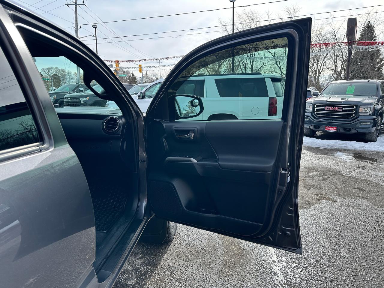 2019 Toyota Tacoma SR5 4X4 LB HTD Cloth NAV Bluetooth XM Alloys RvCam Photo