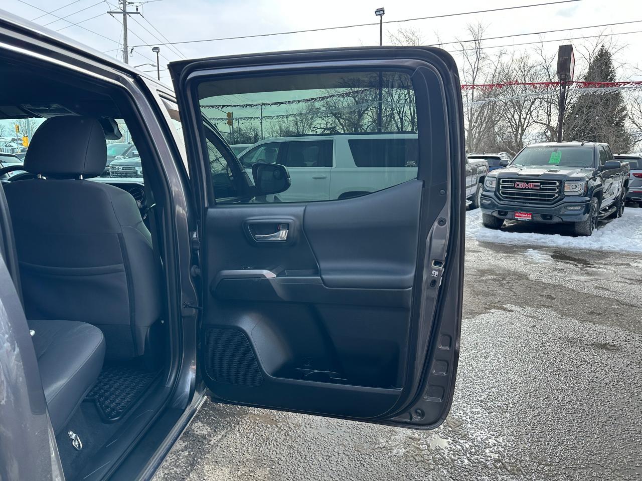 2019 Toyota Tacoma SR5 4X4 LB HTD Cloth NAV Bluetooth XM Alloys RvCam Photo