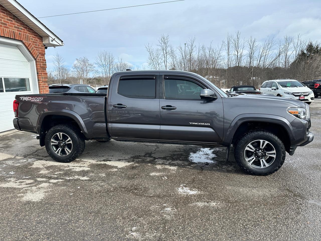 2019 Toyota Tacoma SR5 4X4 LB HTD Cloth NAV Bluetooth XM Alloys RvCam Photo4