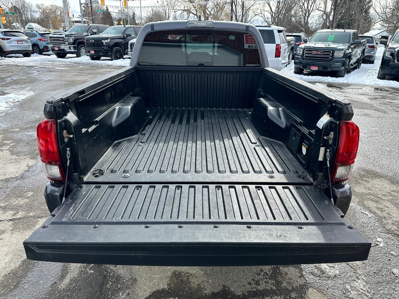 2019 Toyota Tacoma SR5 4X4 LB HTD Cloth NAV Bluetooth XM Alloys RvCam Photo