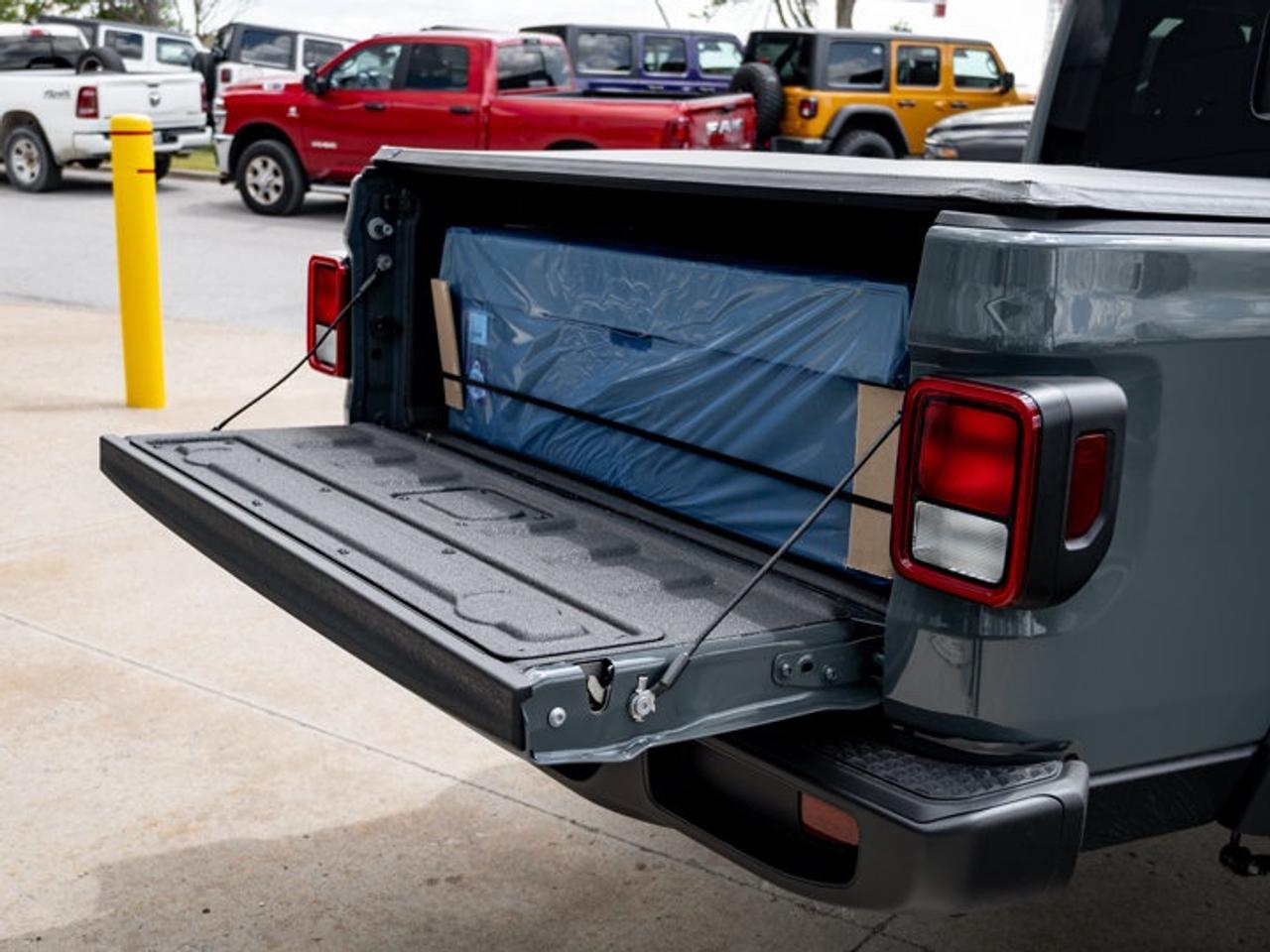 2026 Jeep Gladiator NightHawk Photo