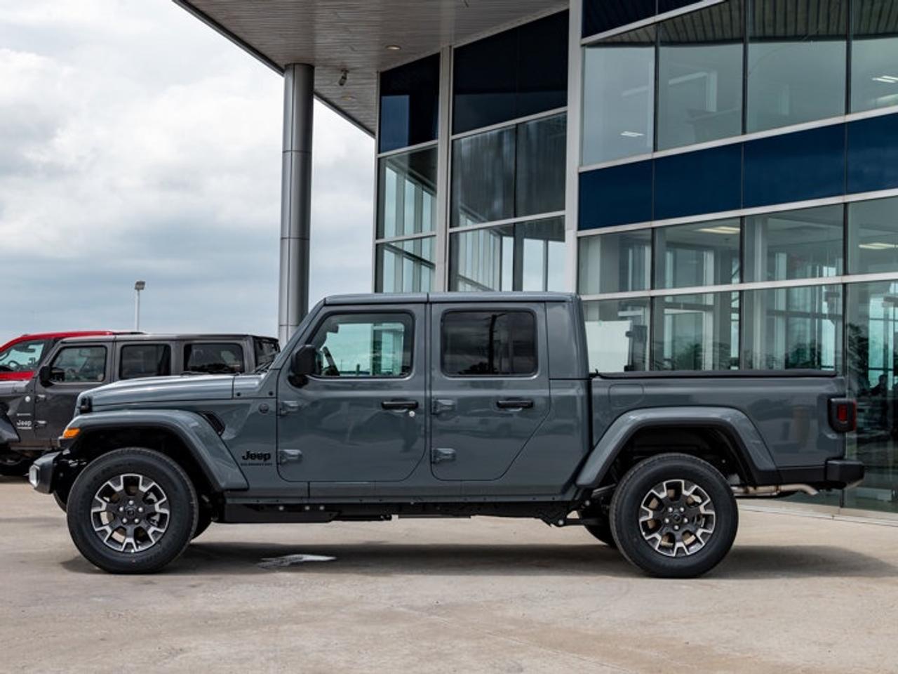 2026 Jeep Gladiator Sahara Photo4