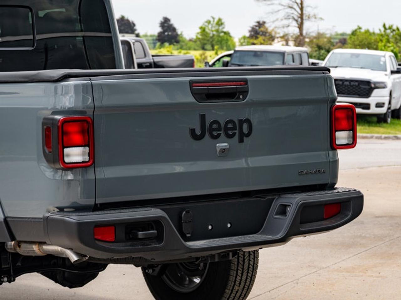 2026 Jeep Gladiator Sahara Photo