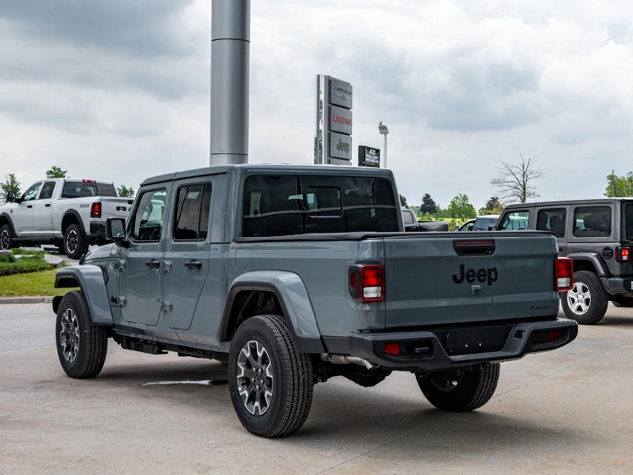 2026 Jeep Gladiator Sahara Photo