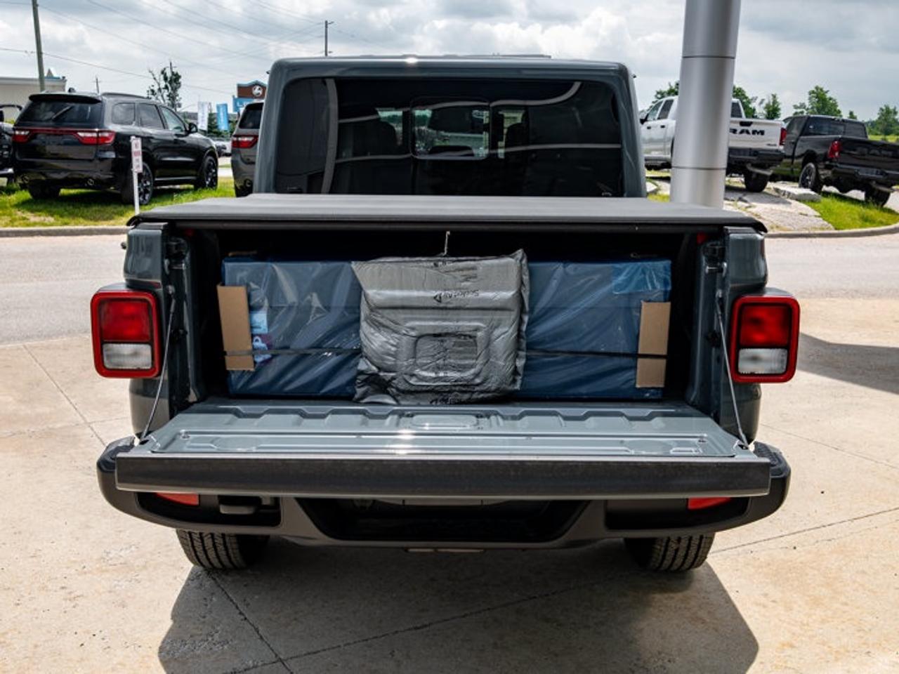 2026 Jeep Gladiator Sahara Photo