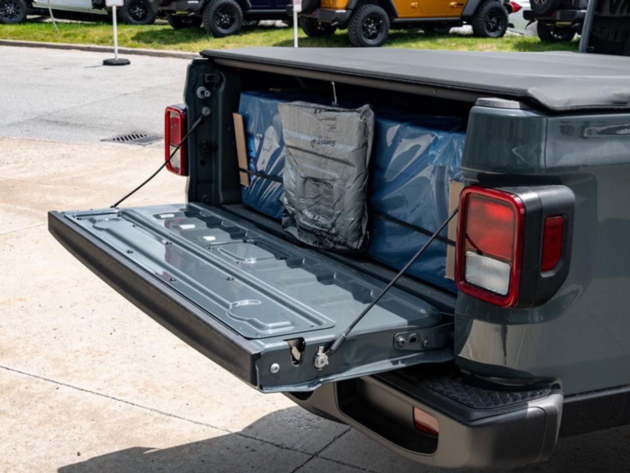 2026 Jeep Gladiator Sahara Photo