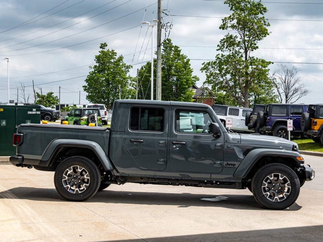 2026 Jeep Gladiator Sahara Photo