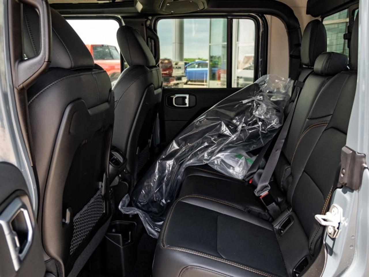 2026 Jeep Gladiator Sahara Photo