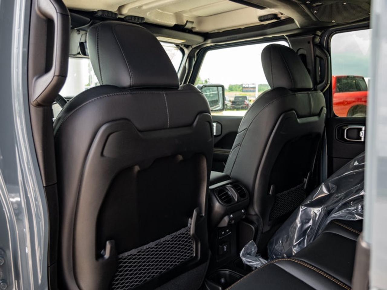 2026 Jeep Gladiator Sahara Photo
