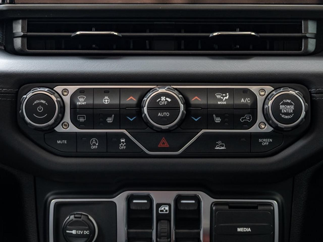 2026 Jeep Gladiator Sahara Photo
