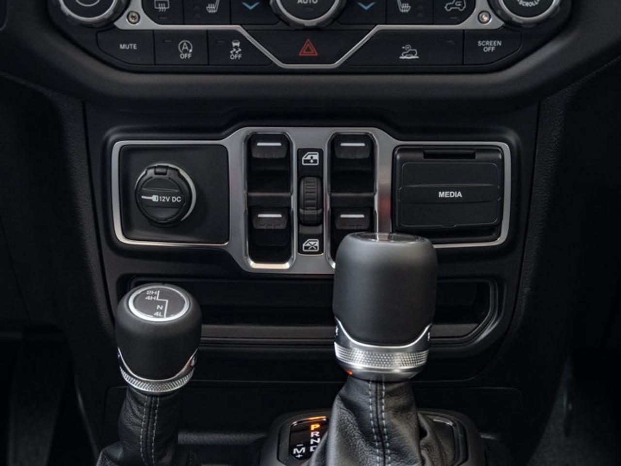 2026 Jeep Gladiator Sahara Photo