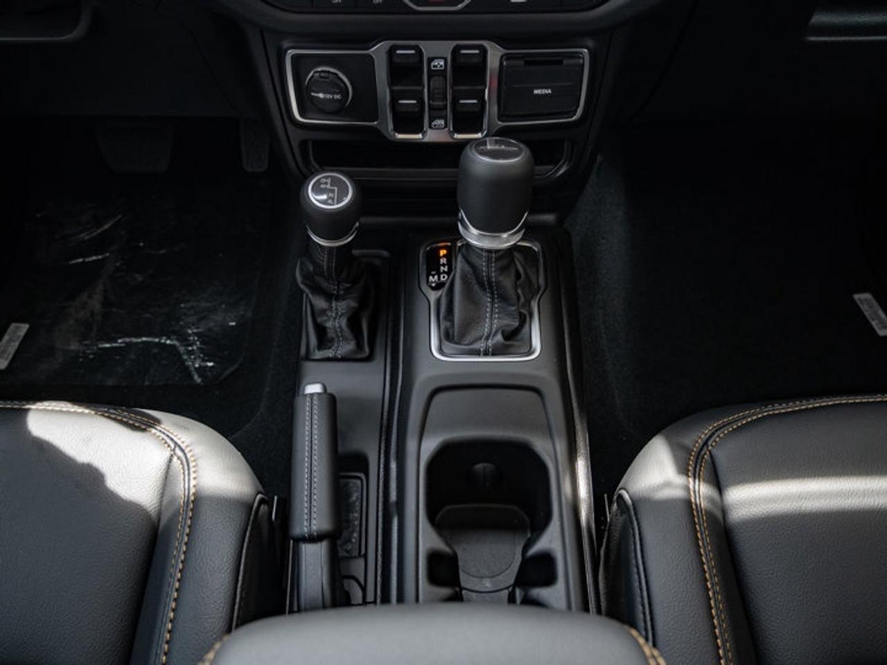 2026 Jeep Gladiator Sahara Photo
