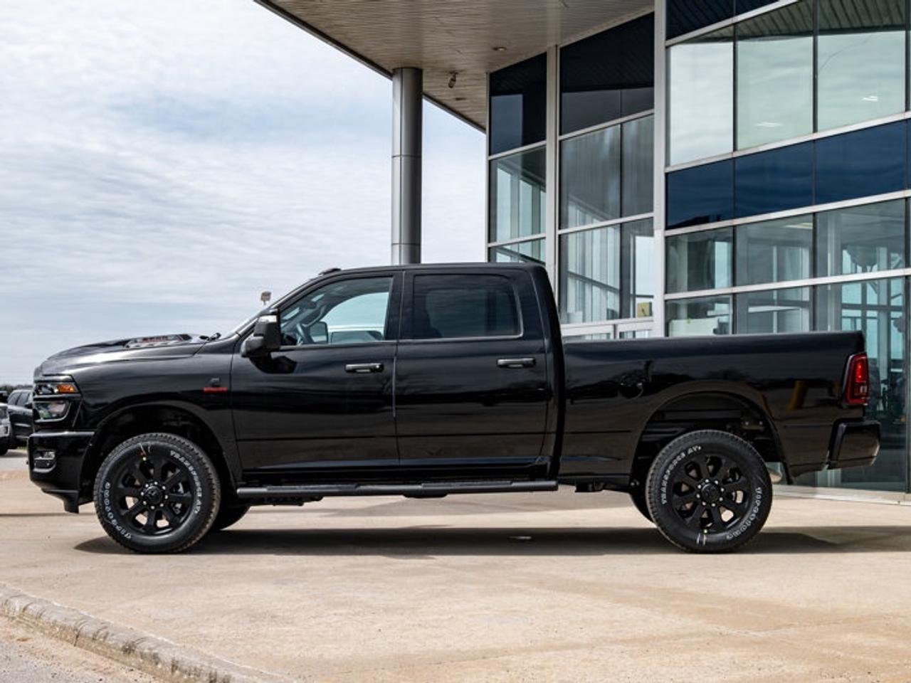 2026 RAM 2500 Black Express Photo4