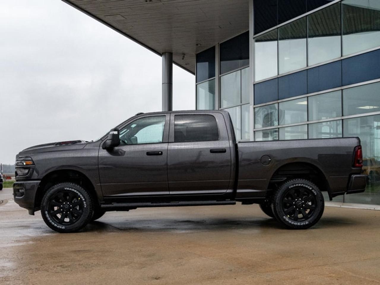 2026 RAM 2500 Black Express Photo4