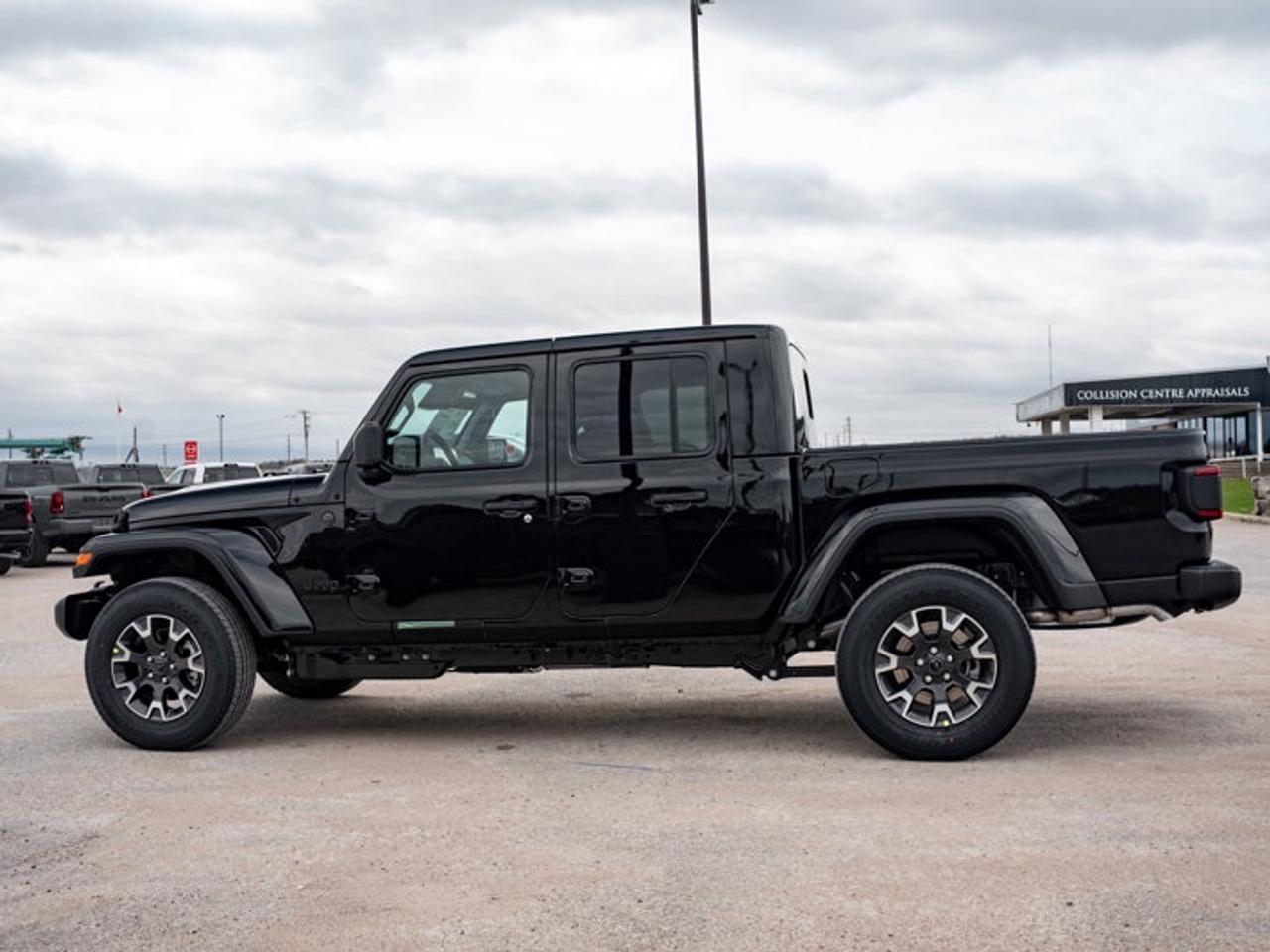 2026 Jeep Gladiator Sahara Photo