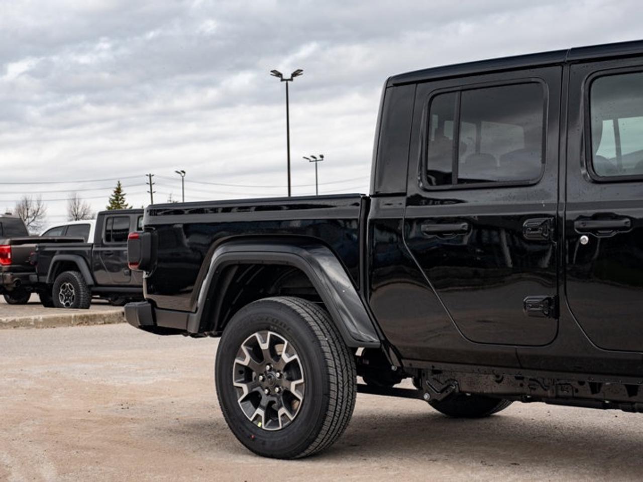 2026 Jeep Gladiator Sahara Photo