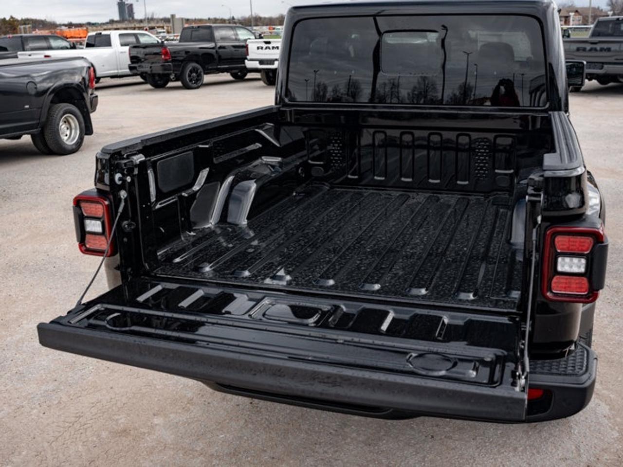 2026 Jeep Gladiator Sahara Photo