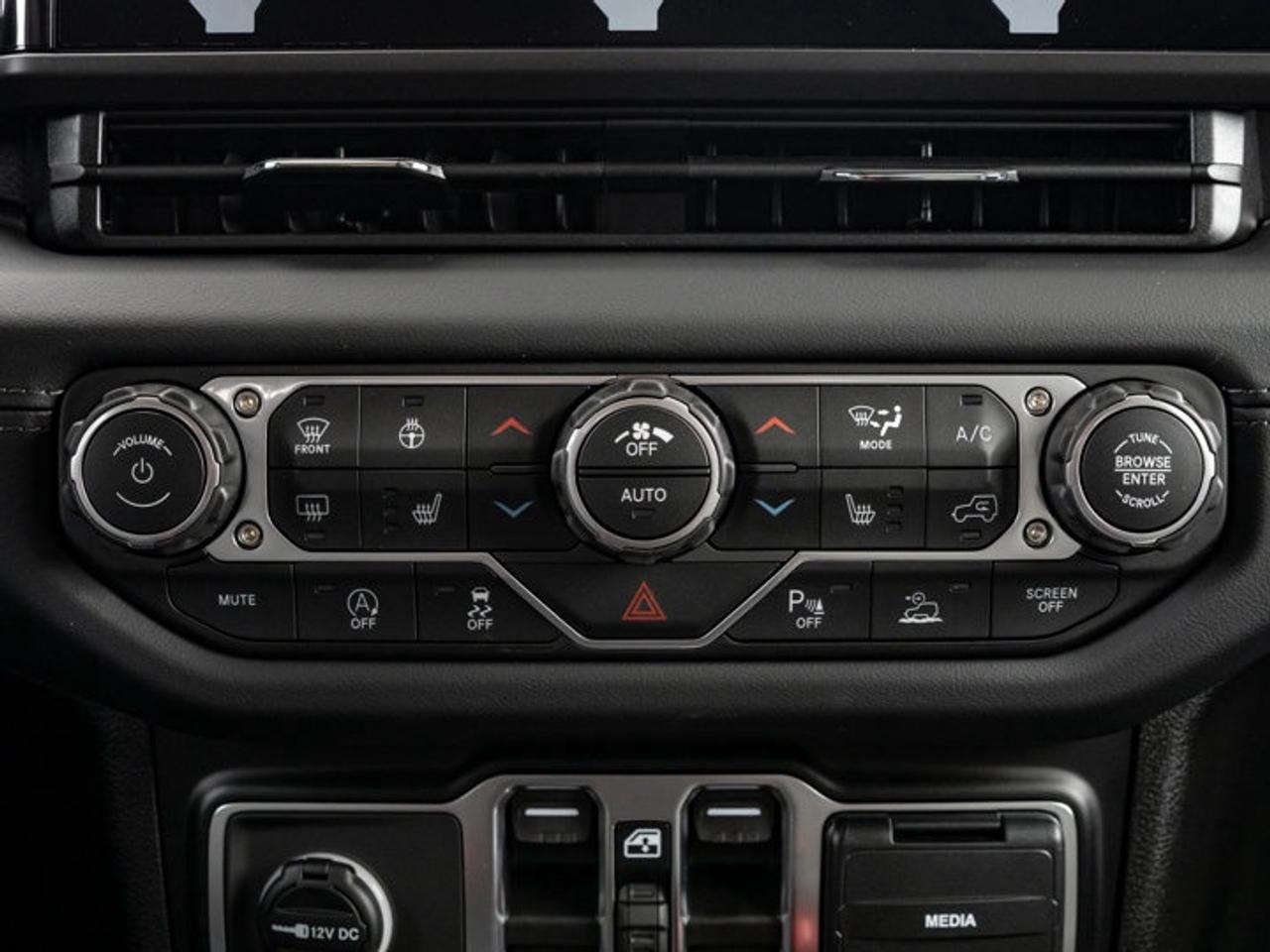 2026 Jeep Gladiator Sahara Photo
