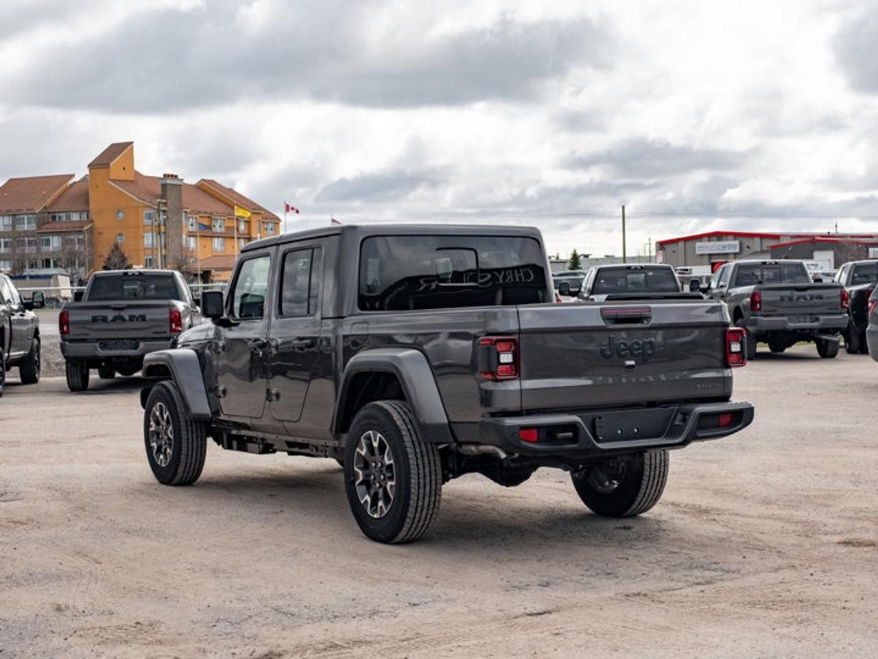 2026 Jeep Gladiator Sahara Photo
