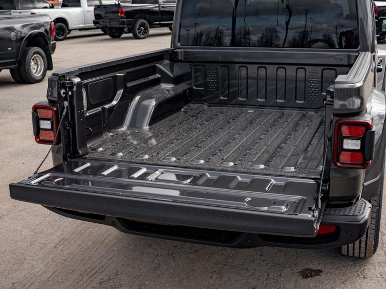 2026 Jeep Gladiator Sahara Photo