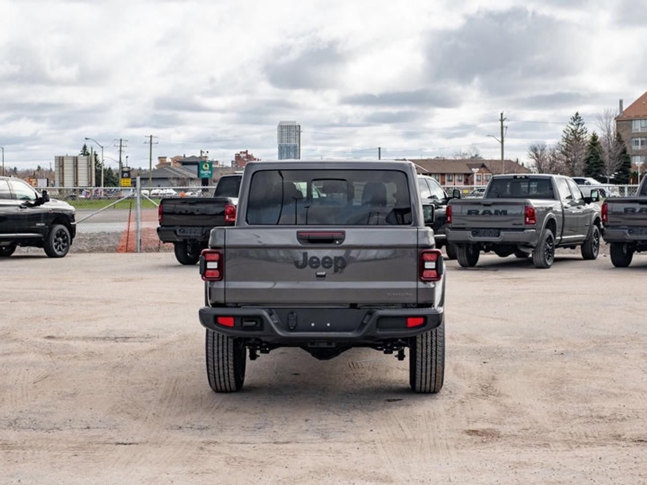 2026 Jeep Gladiator Sahara Photo