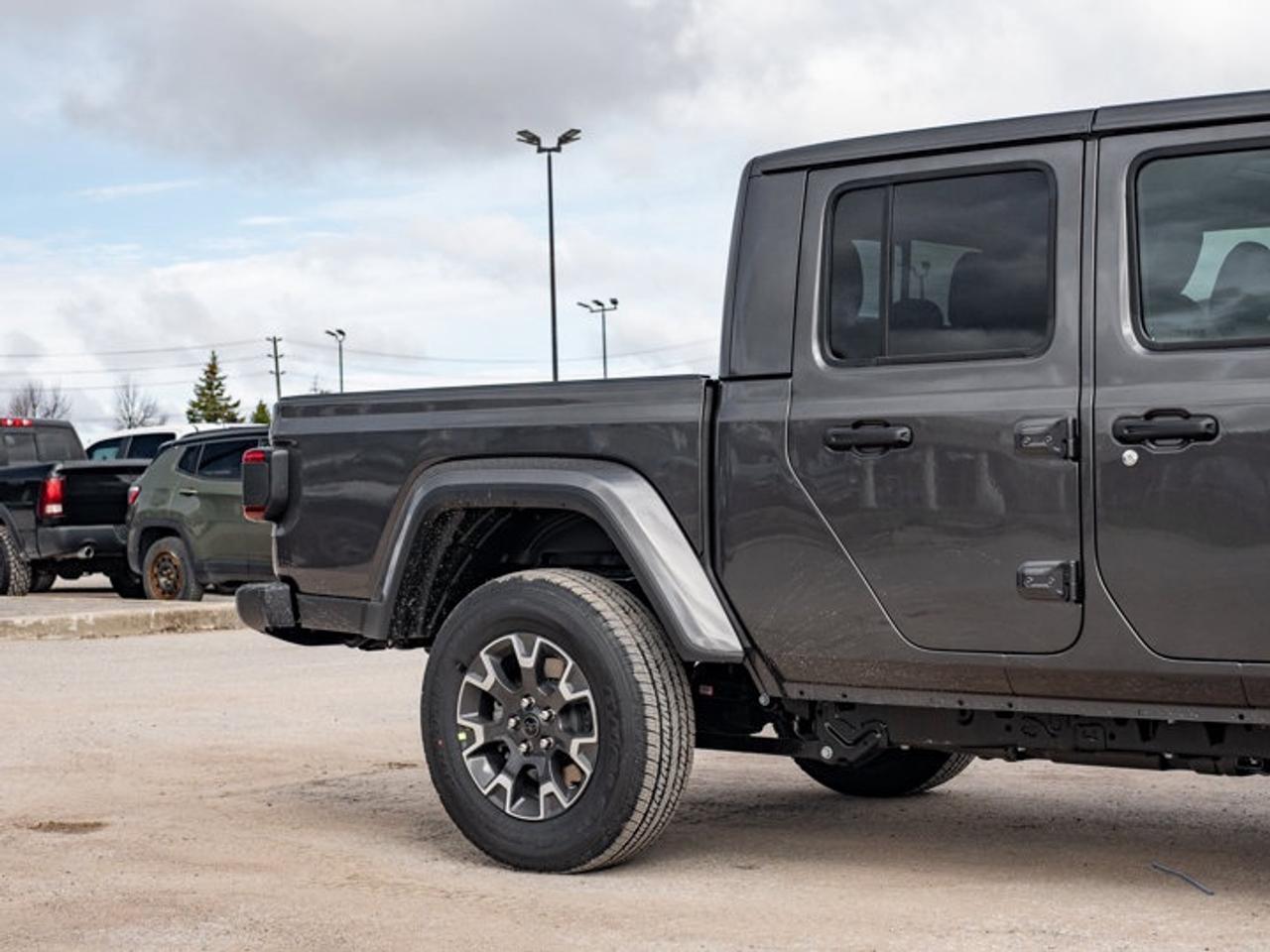 2026 Jeep Gladiator Sahara Photo