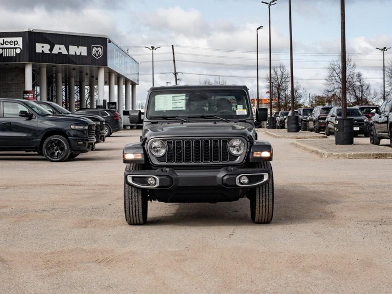 2026 Jeep Gladiator Sahara Photo