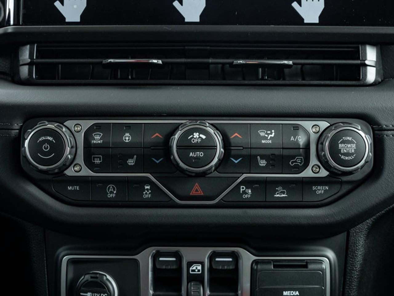 2026 Jeep Gladiator Sahara Photo