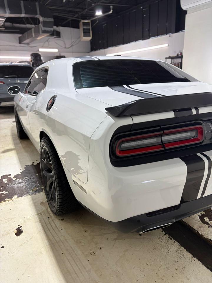 2016 Dodge Challenger SXT Plus Photo3