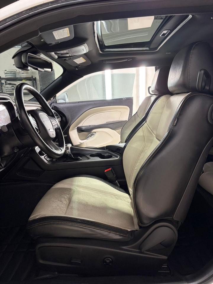 2016 Dodge Challenger SXT Plus Photo