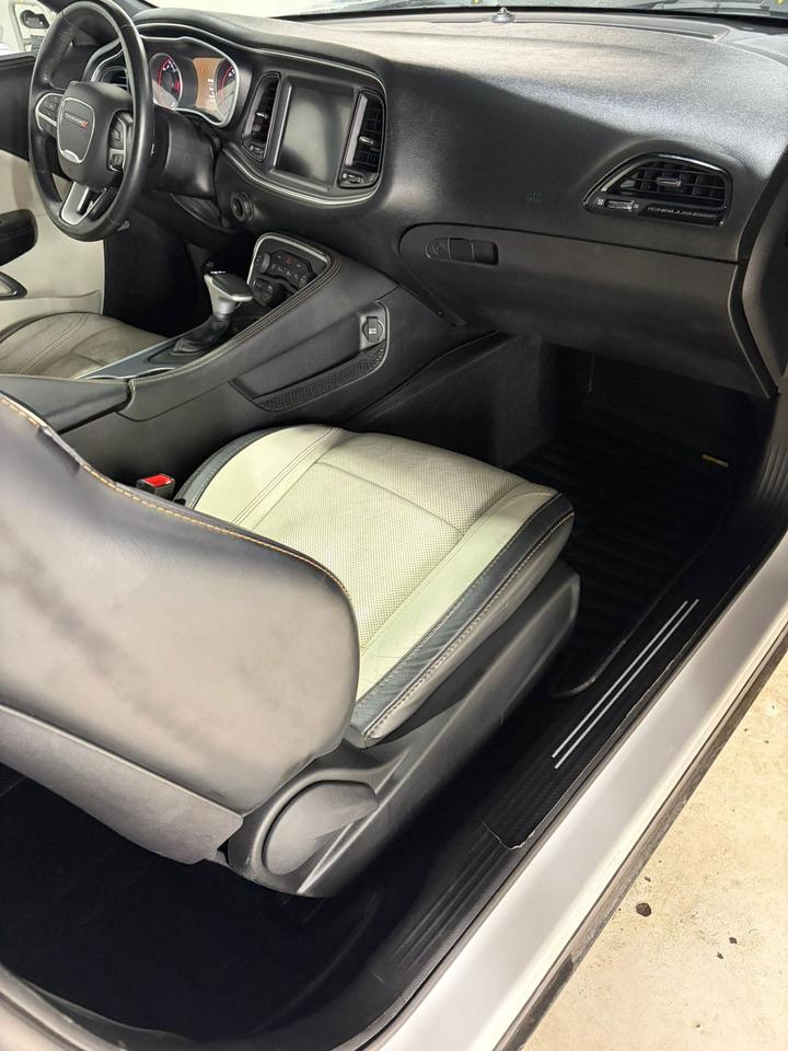 2016 Dodge Challenger SXT Plus Photo