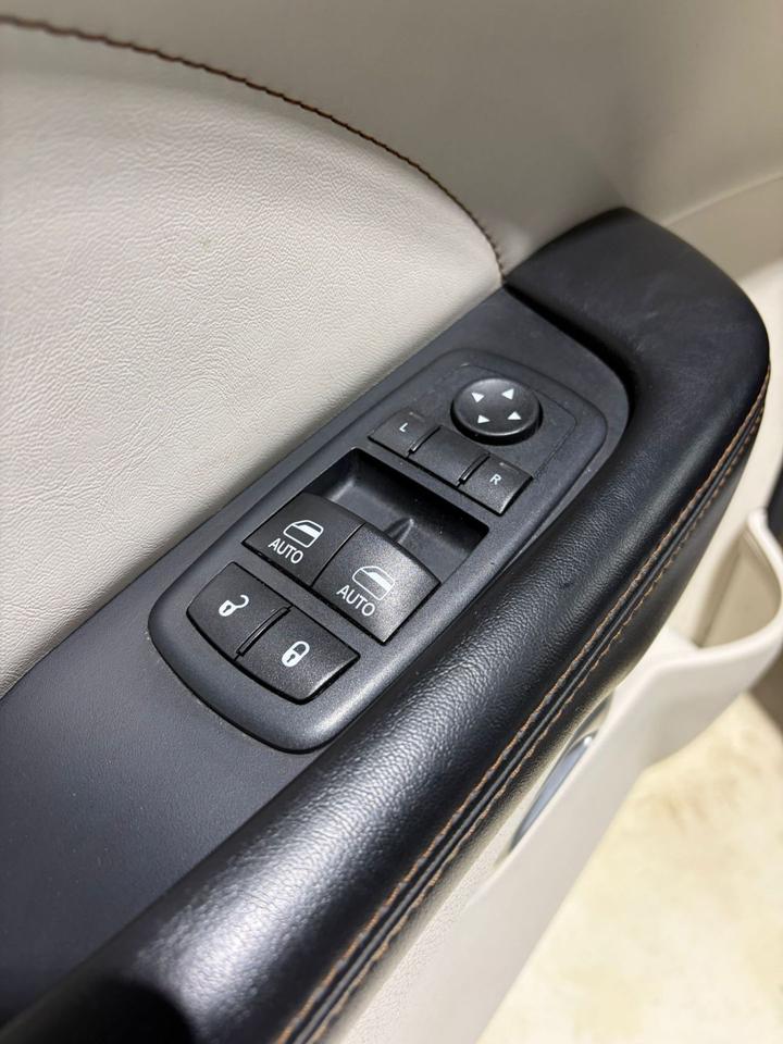 2016 Dodge Challenger SXT Plus Photo