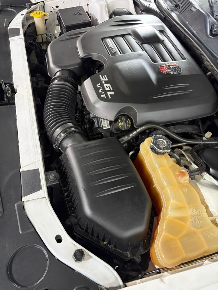 2016 Dodge Challenger SXT Plus Photo