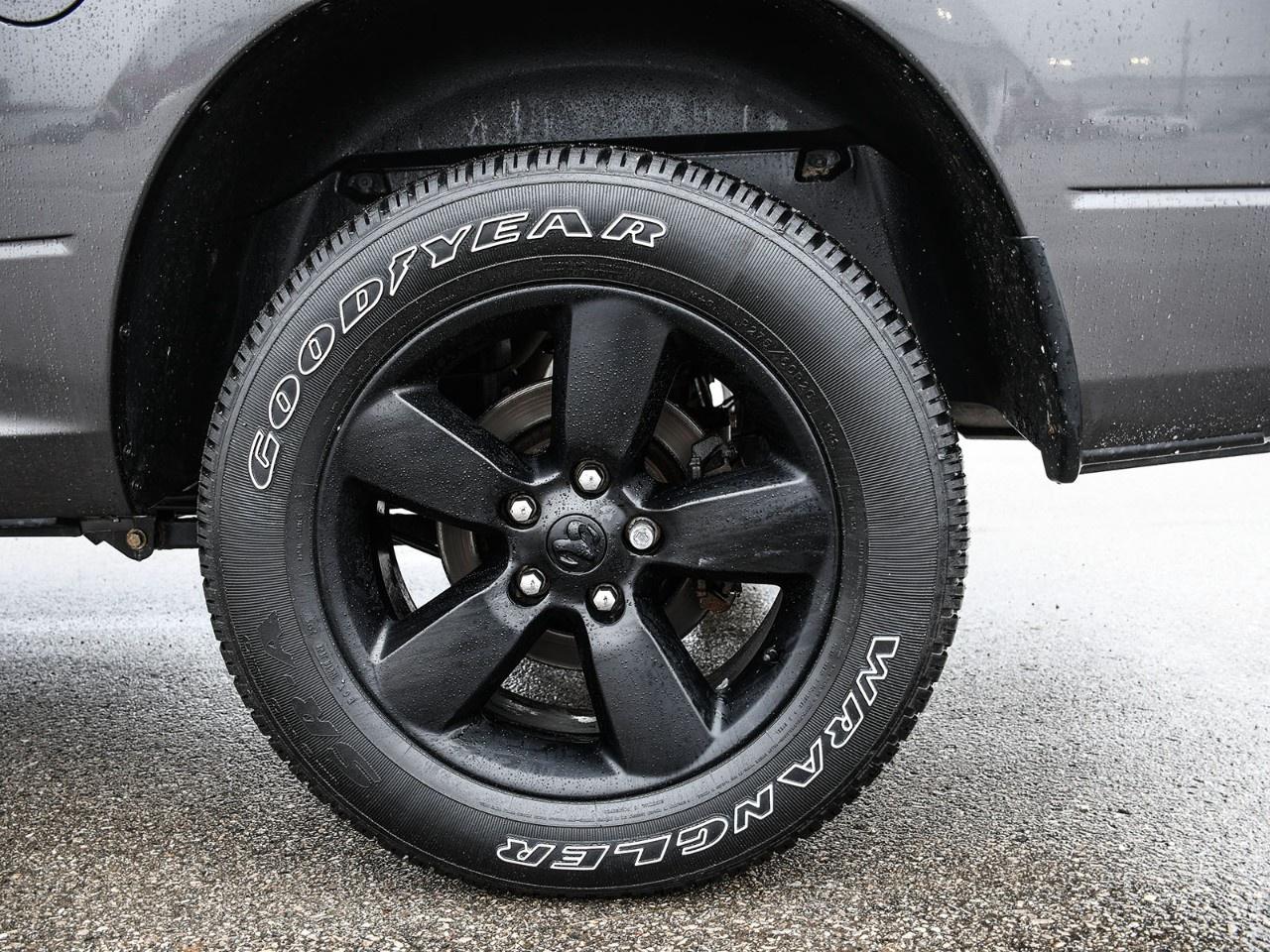 2022 RAM 1500 Classic EXPRESS 4X4 CREW CAB 5'7" BOX Photo