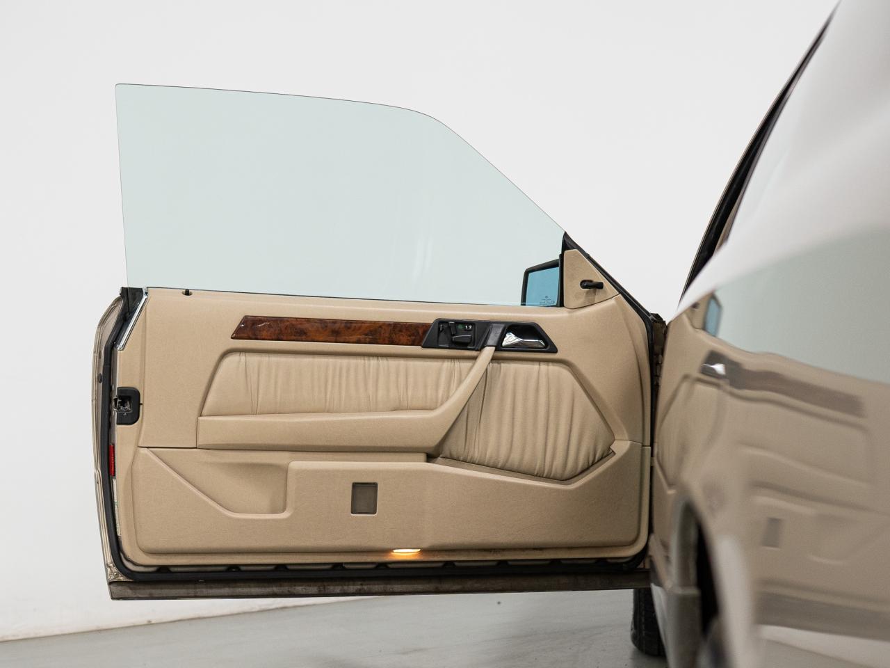 1990 Mercedes-Benz 300 Series CE | COUPE | SUNROOF | HEATED SEATS Photo