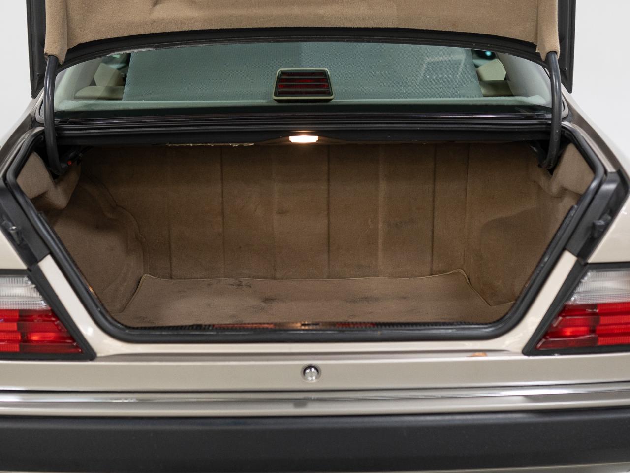 1990 Mercedes-Benz 300 Series CE | COUPE | SUNROOF | HEATED SEATS Photo