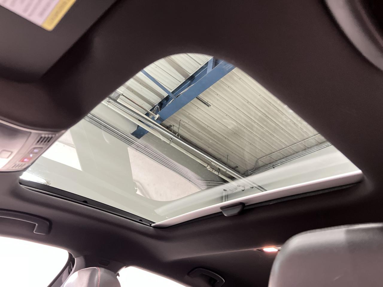 2025 Volkswagen Jetta GLI AUTOBAHN | LOW KMS! | 228HP | LEATHER | SUNROOF Photo