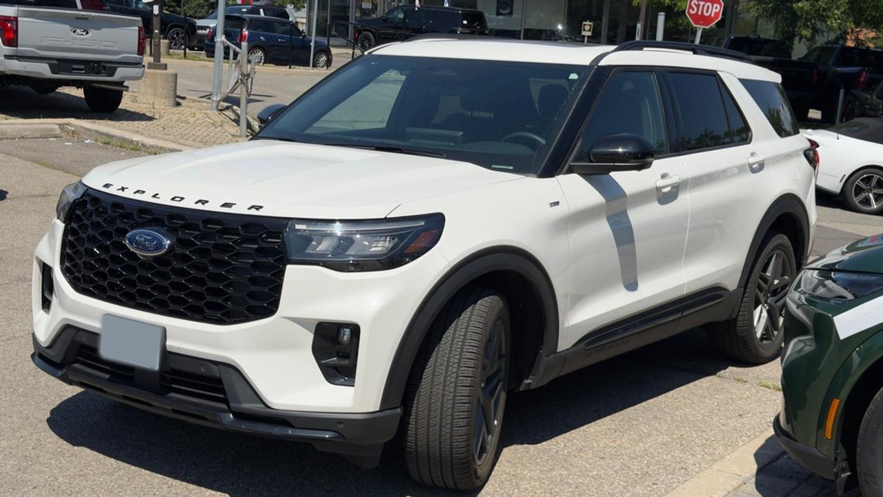 2025 Ford Explorer ST-Line Photo2